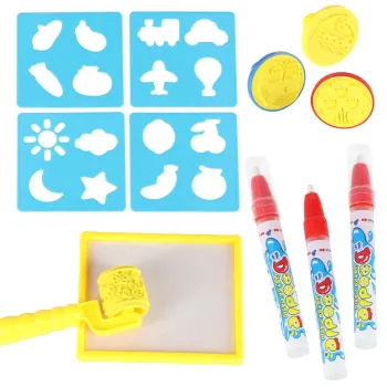 Dziecko maluje wodą na macie edukacyjnej z alfabetem i kształtami