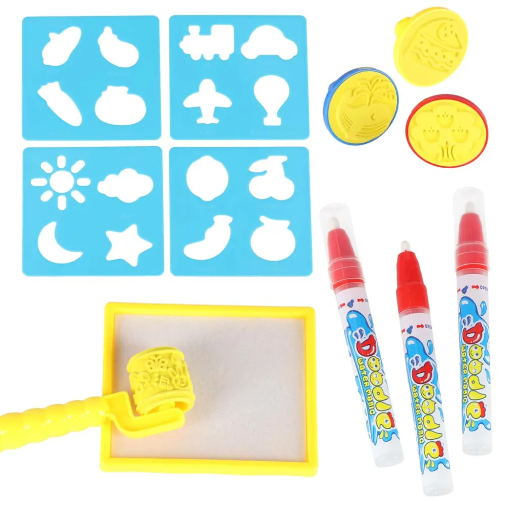 Dziecko maluje wodą na macie edukacyjnej z alfabetem i kształtami