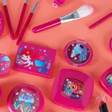 zestaw kosmetyczny rozłożony przed kuferkiem, widoczne różnorodne akcesoria