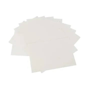 figurka gipsowa z zestawu obok rozlanych farb na wodzie