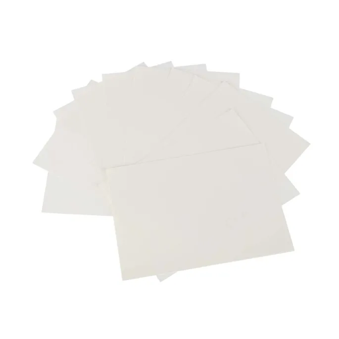 figurka gipsowa z zestawu obok rozlanych farb na wodzie