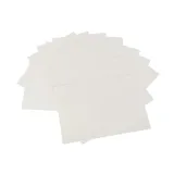 figurka gipsowa z zestawu obok rozlanych farb na wodzie