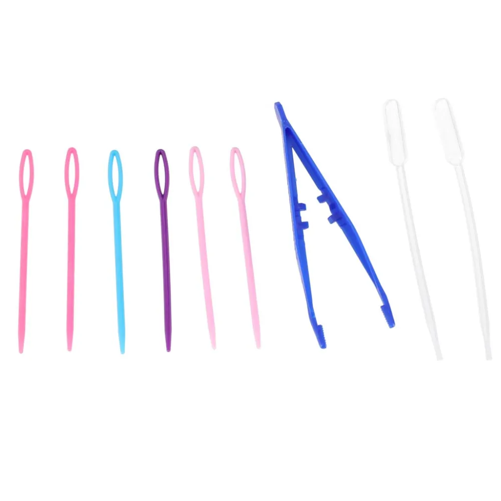 proces tworzenia wzoru na wodzie za pomocą patyczka ebru