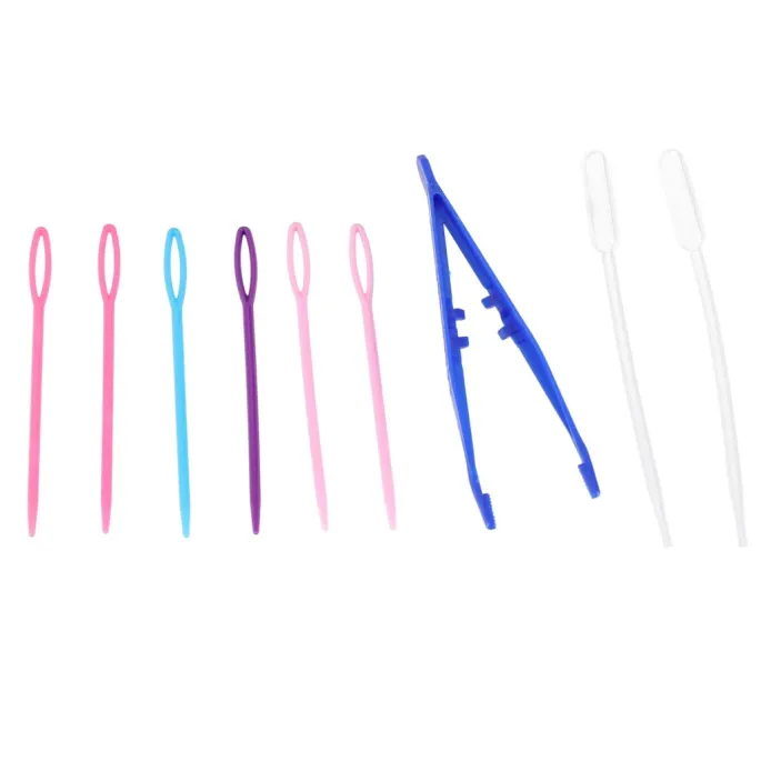 proces tworzenia wzoru na wodzie za pomocą patyczka ebru