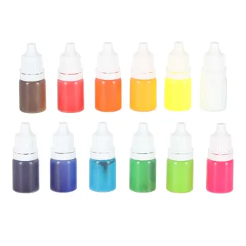 dziecko malujące obraz ebru przy użyciu pigmentów z zestawu