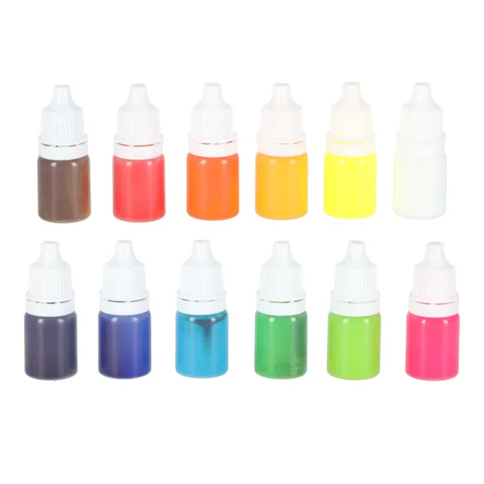 dziecko malujące obraz ebru przy użyciu pigmentów z zestawu