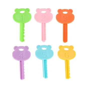 Dziecko grające kluczykami otwierającymi okienka ze zwierzątkami