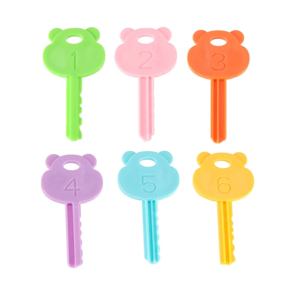 Dziecko grające kluczykami otwierającymi okienka ze zwierzątkami