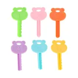 Dziecko grające kluczykami otwierającymi okienka ze zwierzątkami