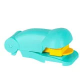 zestaw piasku sensorycznego z łopatką i szczypcami na białym tle