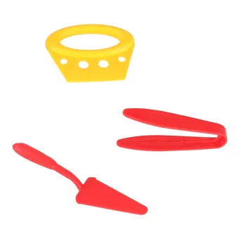 zbliżenie na kolorowe narzędzia do zabawy piaskiem