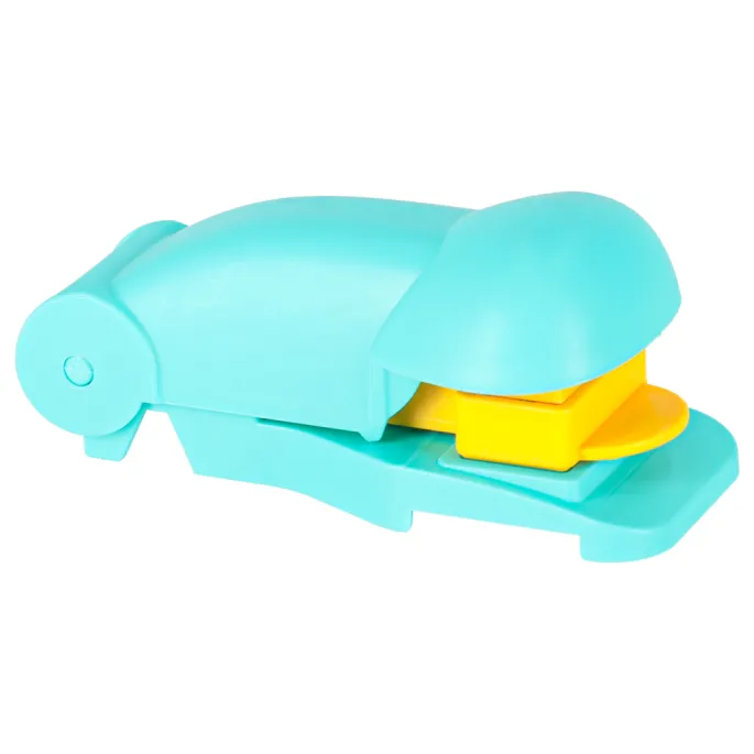 Koszyk z pokrywką i elementy do budowy domku z piasku