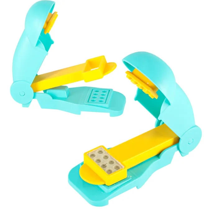 Elementy zestawu: dach, drzwi, okna i sorter do piasku