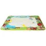 dziecko malujące na macie wodnej z wykorzystaniem wodnych mazaków