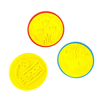 zbliżenie na magiczny efekt pojawiającego się obrazu po użyciu wody