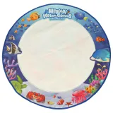 Zbliżenie na powierzchnię maty okrągłej z odkrytymi ilustracjami