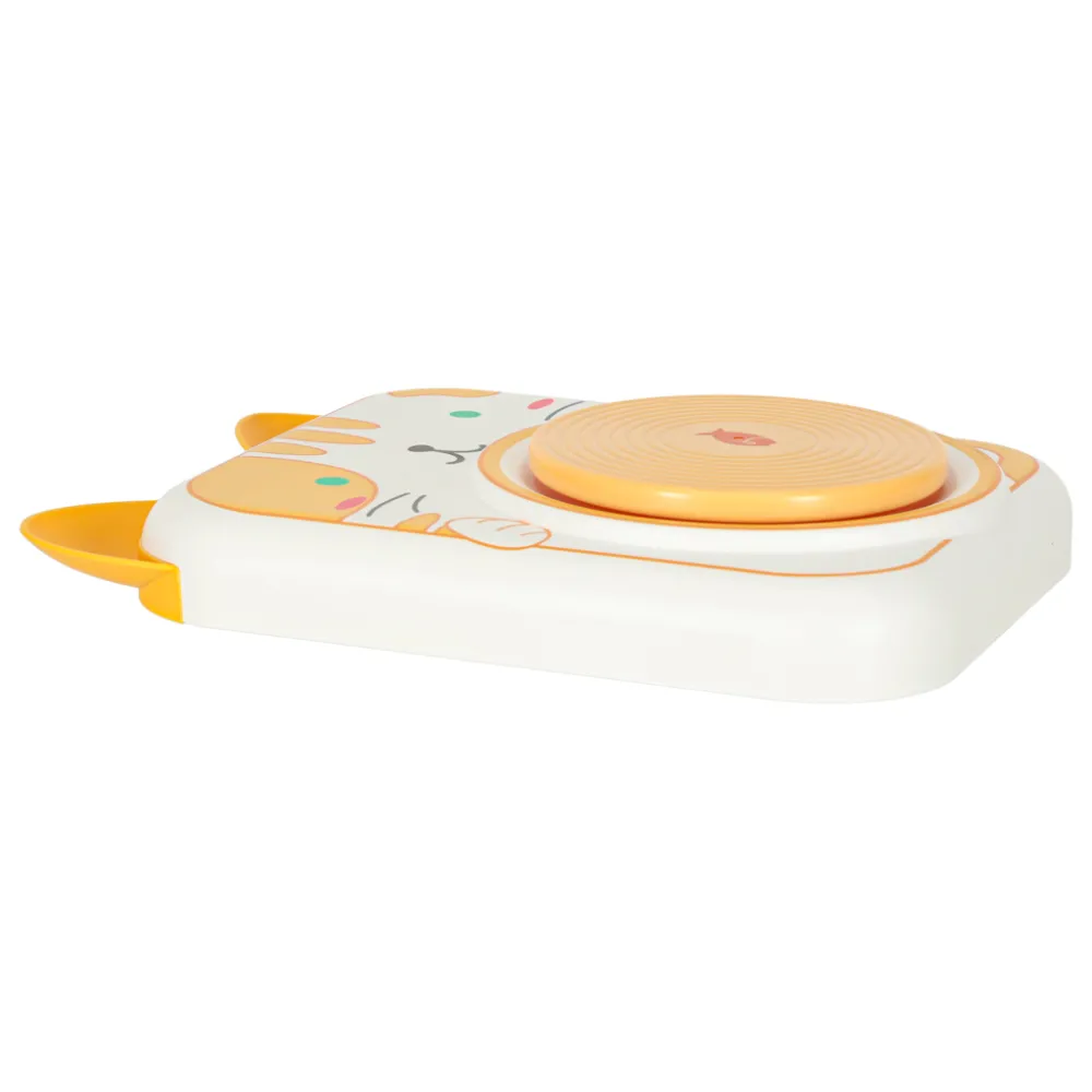 Zbliżenie na glinę i akcesoria w zestawie z kołem garncarskim