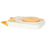 Zbliżenie na glinę i akcesoria w zestawie z kołem garncarskim