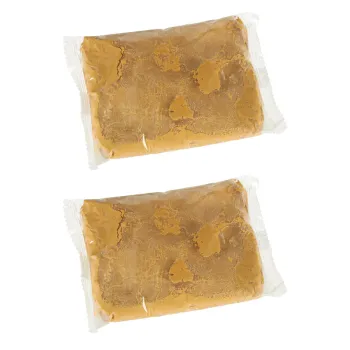 Farby i pędzelki z zestawu do dekorowania prac z gliny