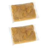 Farby i pędzelki z zestawu do dekorowania prac z gliny