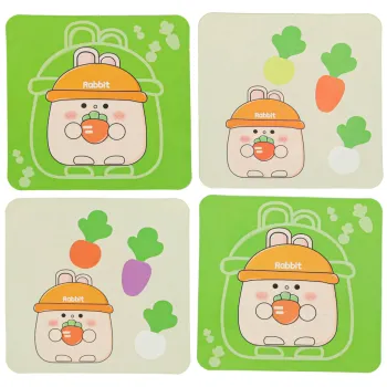 plansza do gry z kartami i akcesoriami ułożonymi na stole