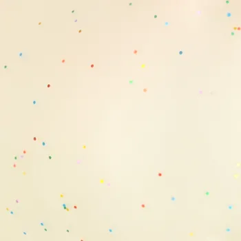 Widok skoczka dla dzieci z przodu z uśmiechniętym pyszczkiem