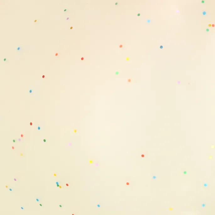 Widok skoczka dla dzieci z przodu z uśmiechniętym pyszczkiem