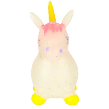 Skoczek jednorożec na tle dziecięcego pokoju gotowy do zabawy