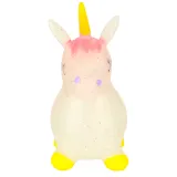 Skoczek jednorożec na tle dziecięcego pokoju gotowy do zabawy