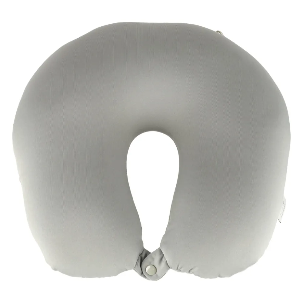 szara maskotka pingwin w pozycji siedzącej z widocznymi detalami twarzy