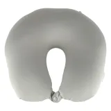 szara maskotka pingwin w pozycji siedzącej z widocznymi detalami twarzy