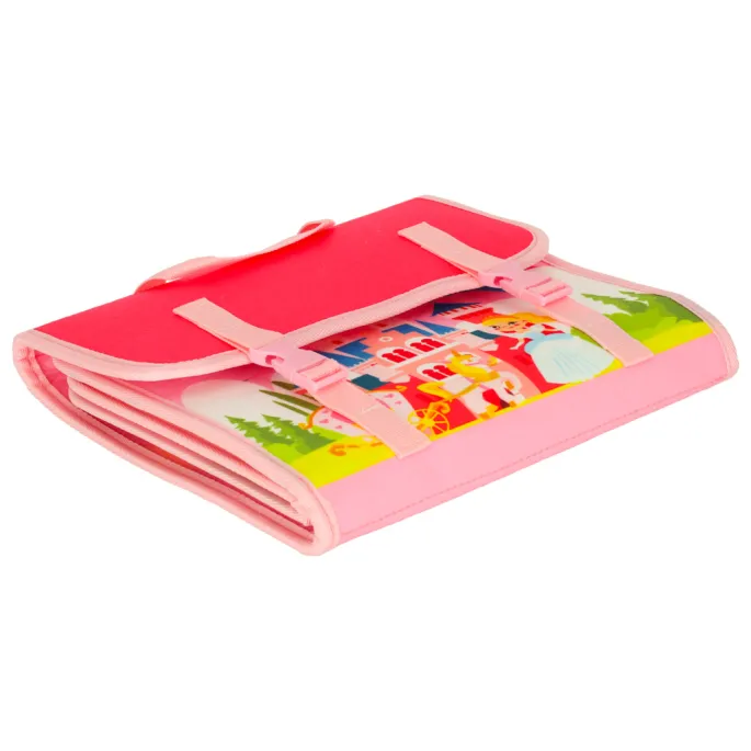 Zbliżenie na filcowe zamki i guziki do ćwiczenia motoryki małej