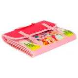 Zbliżenie na filcowe zamki i guziki do ćwiczenia motoryki małej