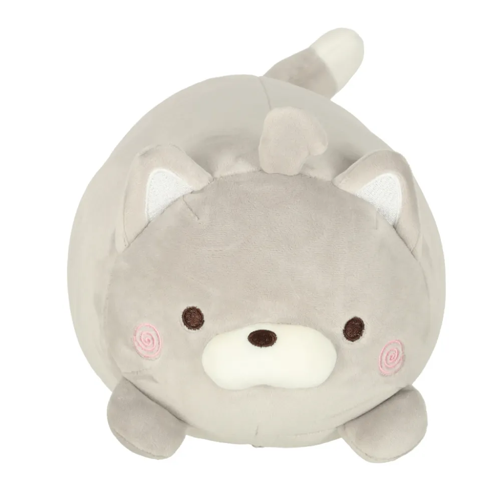 Szara poduszka podróżna na siedzeniu samochodu