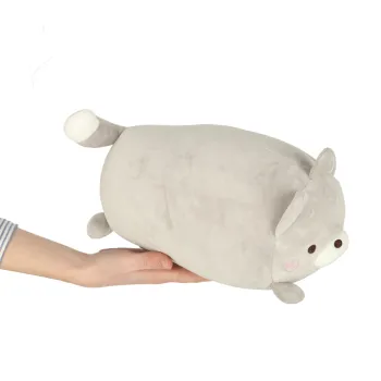 Poduszka-maskotka kot na tle dziecięcych akcesoriów