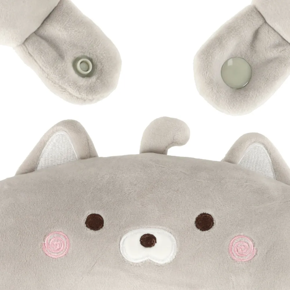 Poduszka i maskotka kot rozłożona na jasnym tle