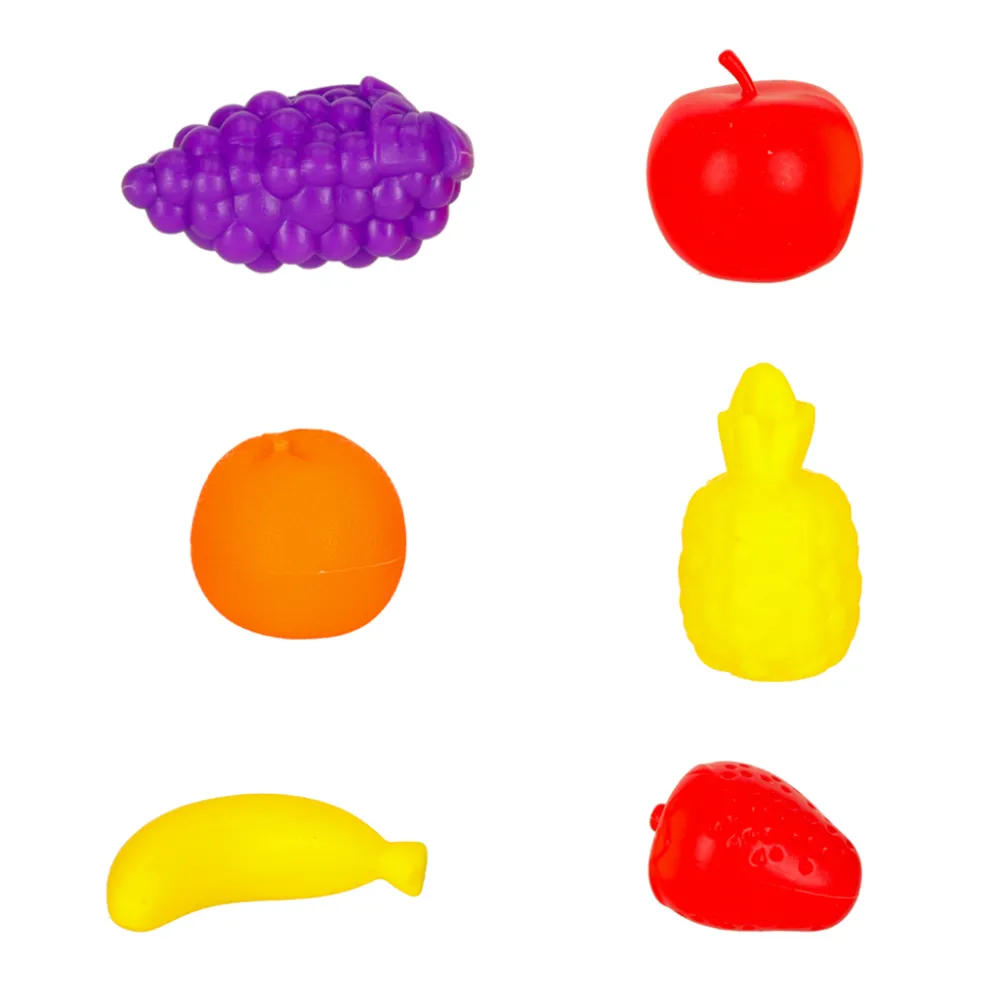 koszyk piknikowy z otwartą pokrywą i różnokolorowymi owocami