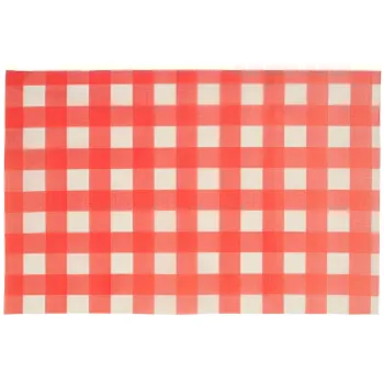 detal kolorowych kartoników z sokiem obok zabawkowego kosza