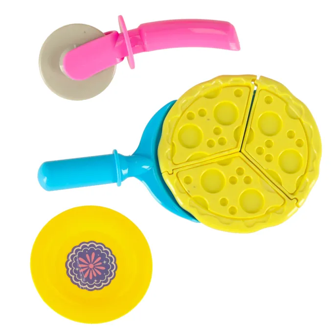 Mini koszyk piknikowy z kawałkami pizzy, owocami i napojami