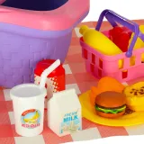 Elementy zestawu: grillowane kiełbaski, owoce oraz napoje w koszyku