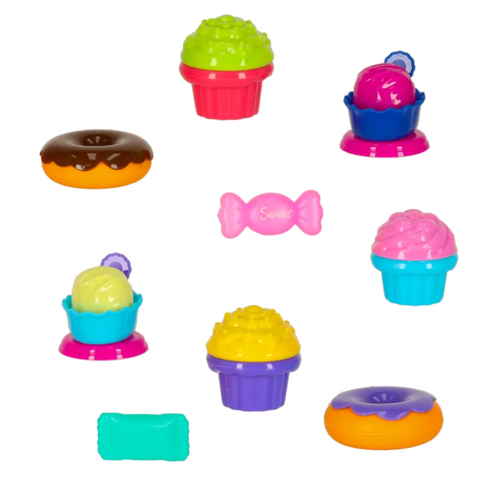 Wnętrze kosza z zabawkowymi lodami i deserkami