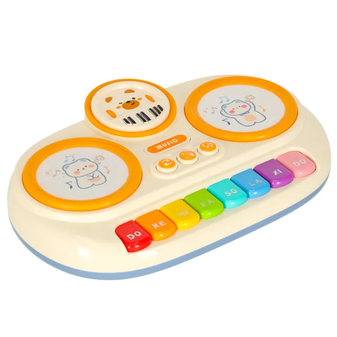 pianinko dziecięce podczas zabawy – dziecko dotyka klawiszy