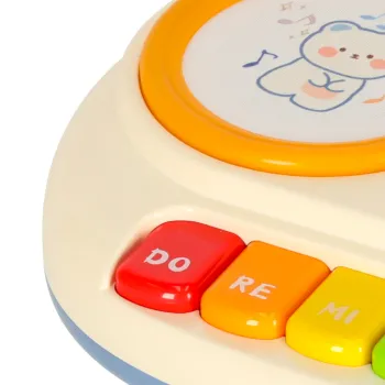 detal kolorowego panelu z podświetleniem LED na pianinku