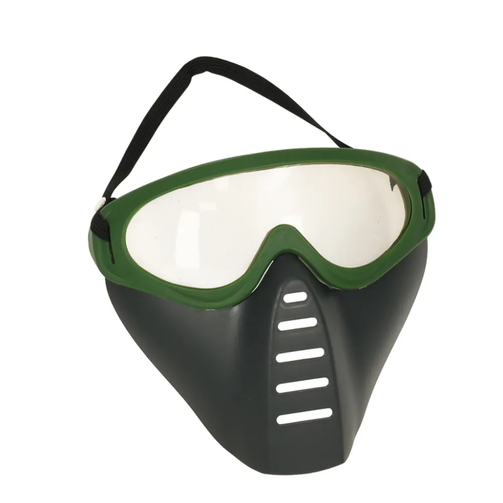 komplet akcesoriów wojskowych, w tym lornetka i gwizdek