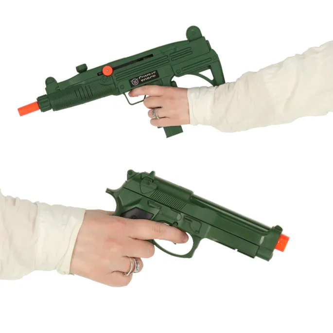 detal zegarka-zabawki i nieśmiertelnika z zestawu