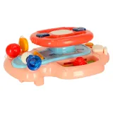 Zbliżenie na różowe i niebieskie detale zabawki kierownicy