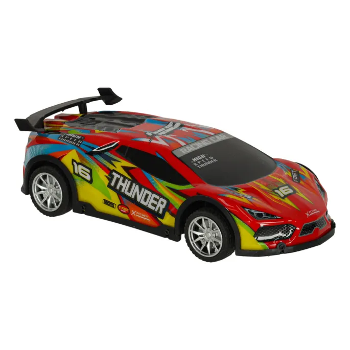 samochód wyścigowy rc podczas jazdy na podłodze