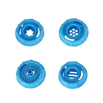 okrągły nóż do pizzy na tle pozostałych akcesoriów