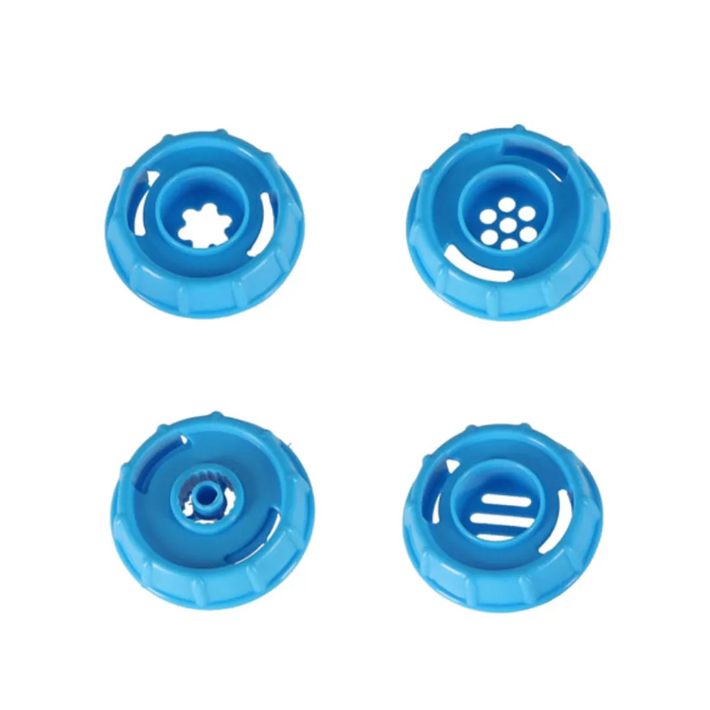 okrągły nóż do pizzy na tle pozostałych akcesoriów