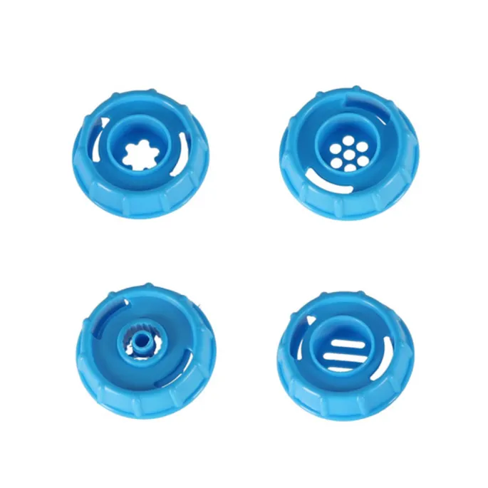 okrągły nóż do pizzy na tle pozostałych akcesoriów